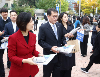 기업은행 '中企재직자 우대저축' 첫 가입자 축하행사 실시