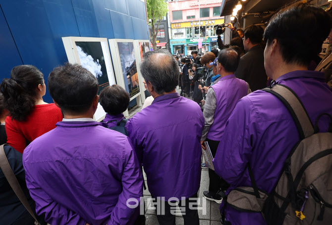 [포토]빌보드 바라보는 유가족들