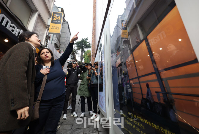 [포토]빌보드 작품 바라보는 희생자 어머니