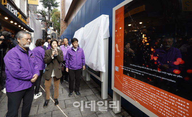 [포토]'기억과 안전의 길' 빌보드 개막, 작품 바라보는 유가족들