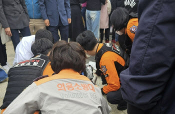 김밥 먹다 목에 컥…'질식 위기' 시민 구한 여성들 정체