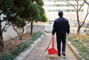 “아파트 경비원이 자꾸 따라와”…1년간 주위 맴돈 집념의 살인