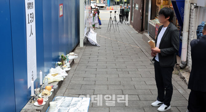 [포토]이태원 참사 희생자 기리는 시민들