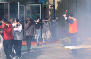 강남 언주역 인근 상가서 불…93명 대피