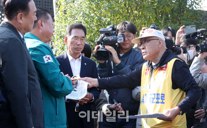 [포토]대북전단 살포 중단 촉구하는 김경일 파주시장과 더불어민주당 의원들