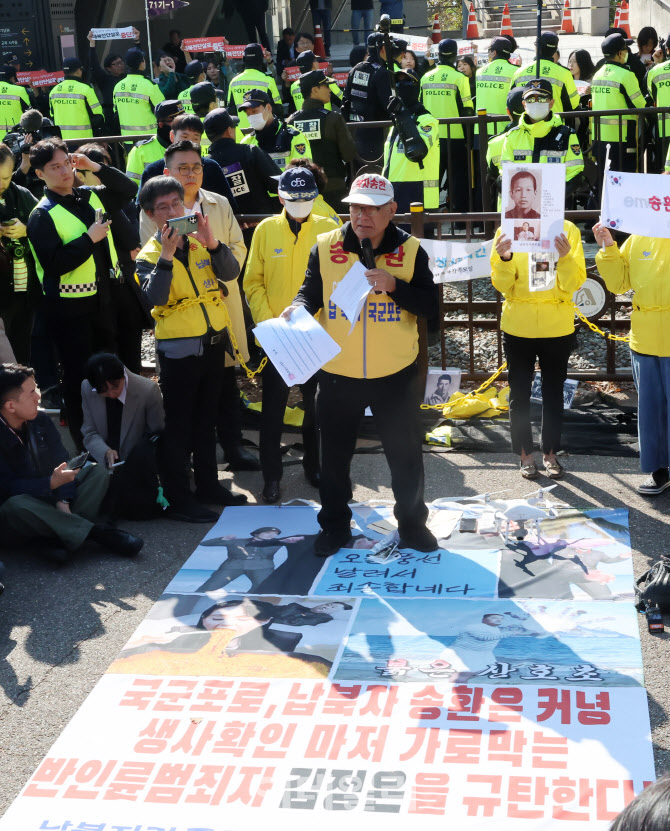 [포토]기자회견하는 최성룡 납북자가족모임 대표