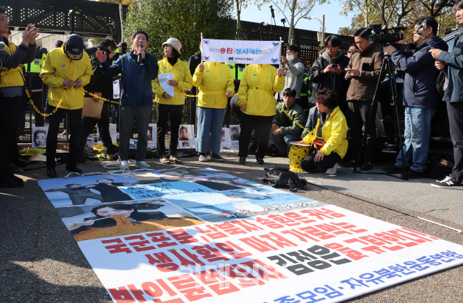 [포토]대북전단 살포 관련 기자회견 하는 박상학 자유북한운동연합 대표와 납북자가족모임 회원들