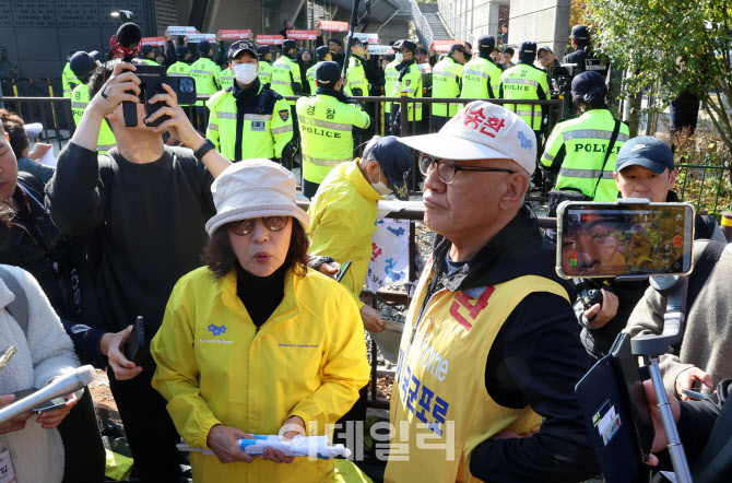 [포토]같은 장소 다른 입장