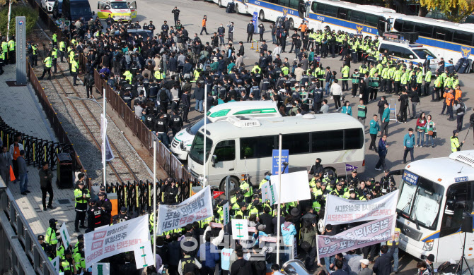 [포토]납북자단체 대북전단 살포 저지…"포기 않고 공개 살포 나선다"