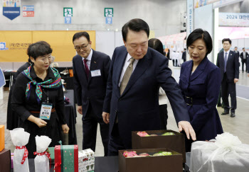 尹 “소상공인이 우리 경제 버팀목…늘 마음이 찡해”