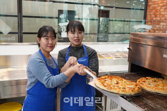 [포토]원하는 토핑으로 나만의 피자 만들기!