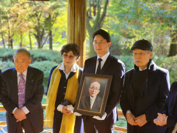 '한국 산업화 설계자' 故 김재관 박사···눈물 속 현충원 안장