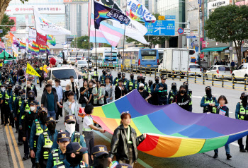 인천서 성 소수자 퀴어축제…반대 집회 충돌 없이 마무리