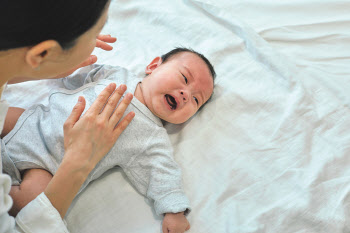 아이가 울지도 않았는데 눈물이...신생아에 잘생기는 눈물흘림