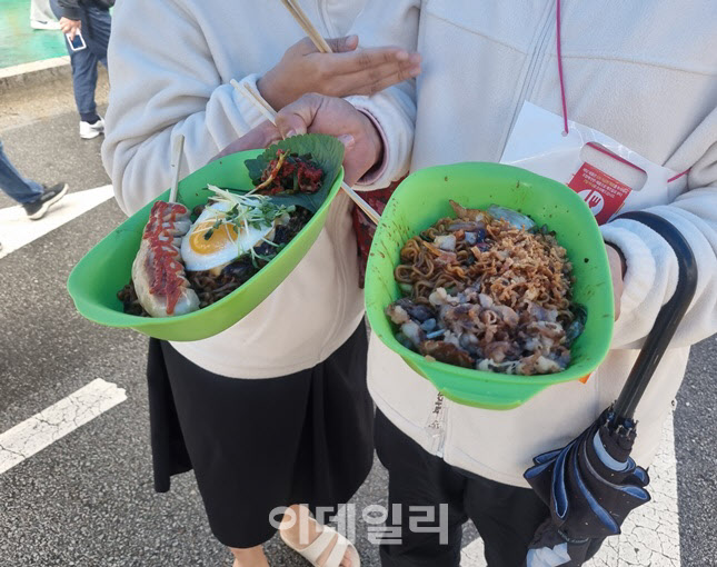 "만원에 스테이크 라면도?"…'바가지' 없애자 '구름 인파' 몰렸다[르포]