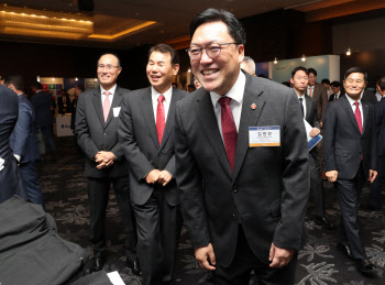  한국 자본시장 컨퍼런스 홍보부스 순람