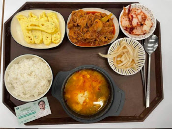 “집밥의 향기가”…‘급식대가’ 음식 맛본 은행원 600명 후기 보니