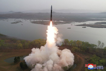 北 동해상 탄도미사일 발사, ICBM '화성-19' 쏜지 닷새 만 도발