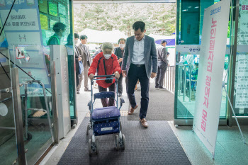 양천구, 거동불편 저소득 어르신 실버카 50대 지원[동네방네]