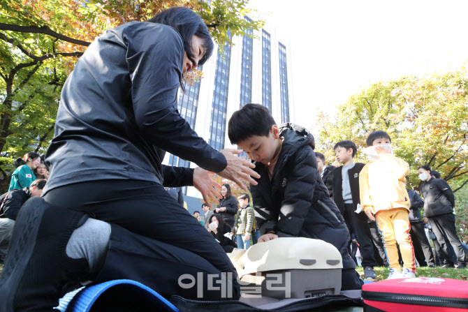 [포토]심폐소생술 교육받는 어린이