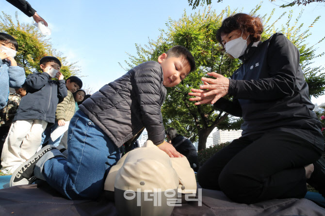 [포토]심폐소생술 연습하는 어린이