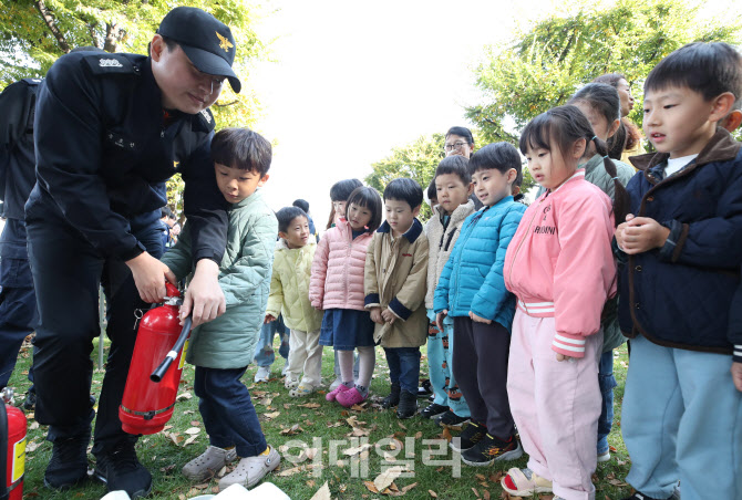 [포토]소화기 사용법 배우는 아이들