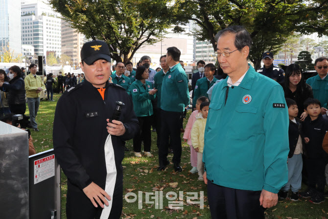 [포토]소화전 사용법에 대해 배우는 한덕수 총리