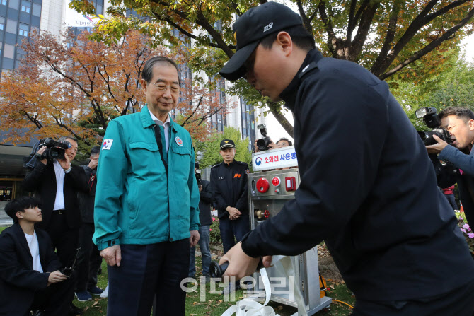 [포토]소화전 사용법에 대해 배우는 한덕수 국무총리