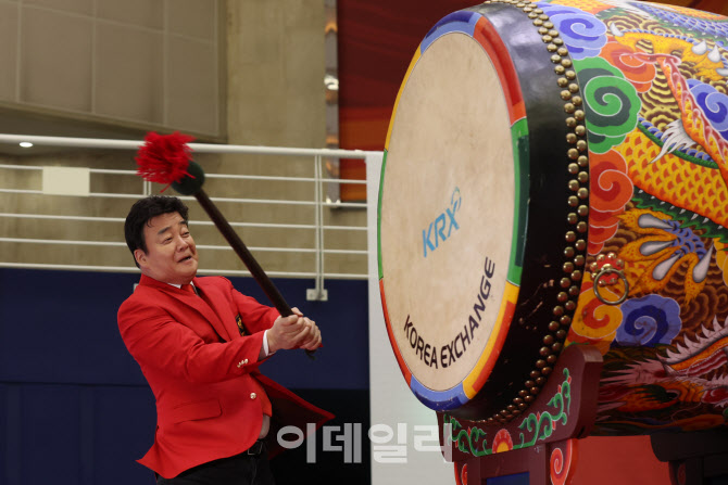 [포토]코스피 진입을 알리는 백종원 더본코리아 대표