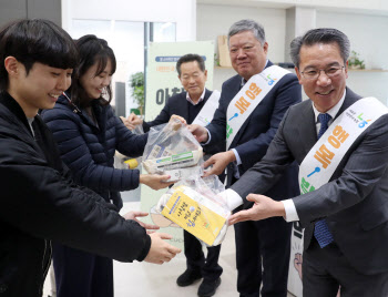 [포토] 출근길 쿠첸 직원, 아침밥 먹기 캠페인