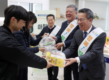 [포토] 쿠첸 직원들에게 아침밥 캠페인하는 박서홍 농업경제대표