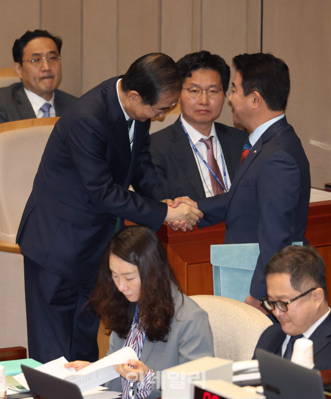 [포토]예결위, '인사하는 한덕수-박정'