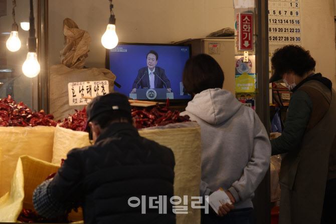 [포토]윤석열 대통령 대국민 담화 바라보는 상인