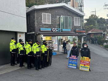 ‘협력사 존폐 위기 호소’에도 현대트랜시스 노조, 또 주택가 시위