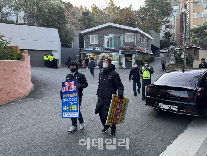 ‘협력사 존폐 위기 호소’에도 현대트랜시스 노조, 또 주택가 시위