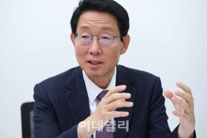 與 “11일 반도체법 발의…보조금 근거·화이트칼라 이그젬션 포함”