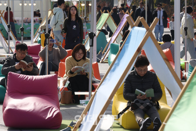 [포토]서울야외도서관, 독서하는 시민들