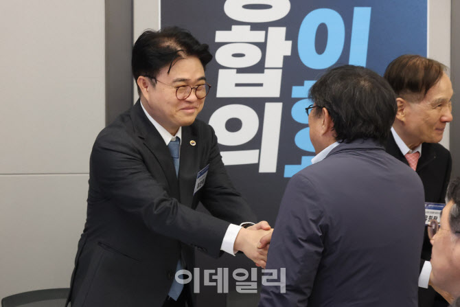 [포토]위원들과 인사 나누는 임현택 회장