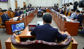 민주당 업고 영토확장하려는 세무사…회계사·변호사와 ‘직역갈등’