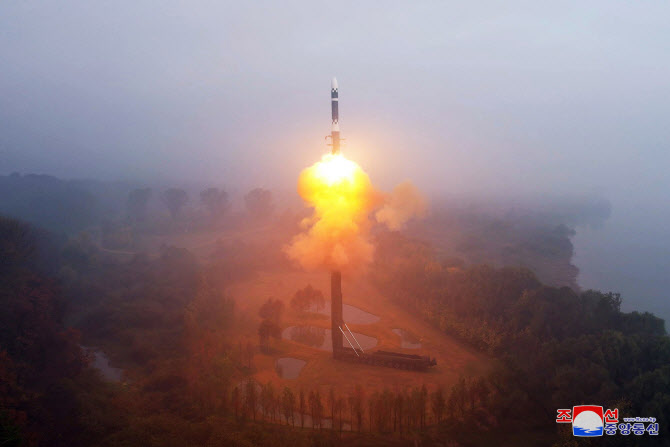 국방硏 "北 신형 ICBM 화성-19형, 4~5개 탄두 탑재 가능성"