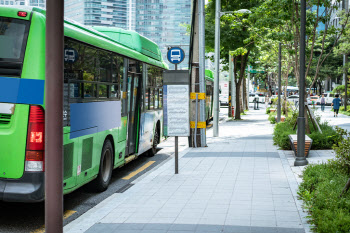 승객 내리는 데 갑자기 출발…골절상 입힌 버스 기사, 결국