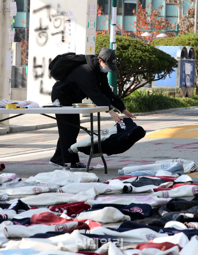 [포토]"졸업장 찢겠다, 여자가 만만하냐"…난리 난 동덕여대