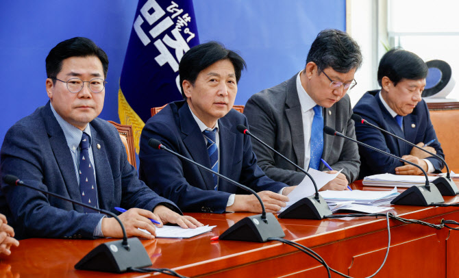 '개미투자자' 만난 민주당 "기울어진 운동장 바로잡을 것"