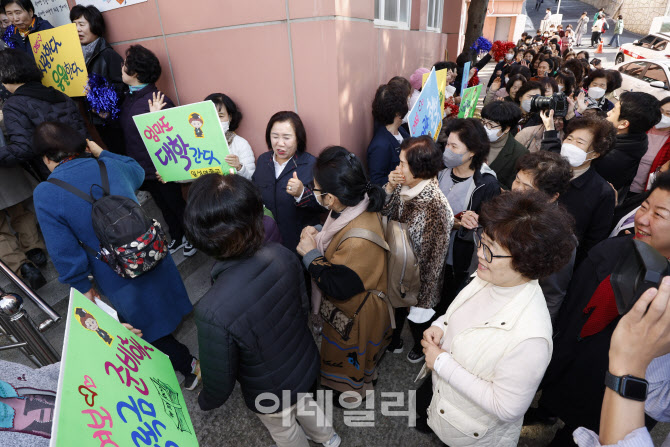 [포토]만학도 선배들의 수능시험을 응원하는 재학생들