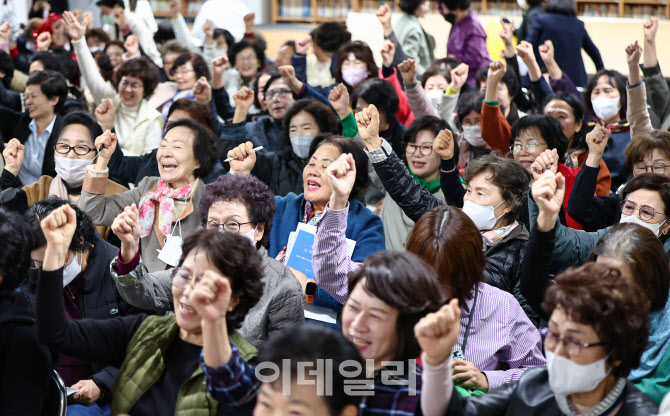 [포토]화이팅 외치는 만학도들