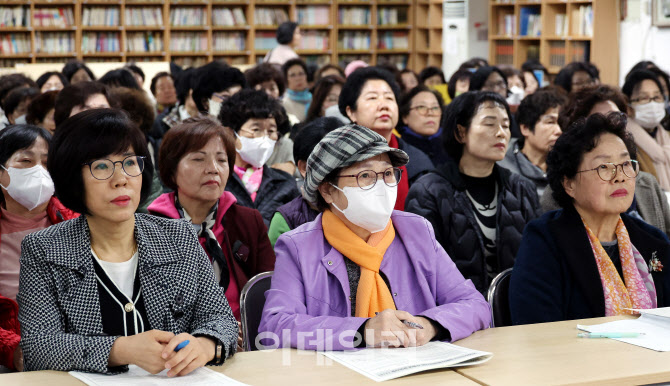 [포토]수능 주의사항 전달받는 만학도들