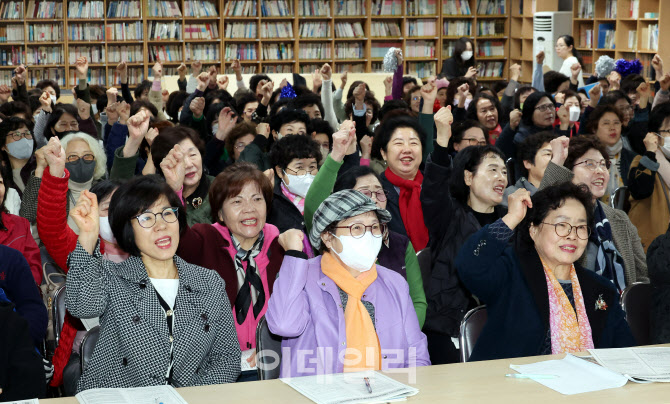 [포토]화이팅 외치는 일성여중고 만학도들