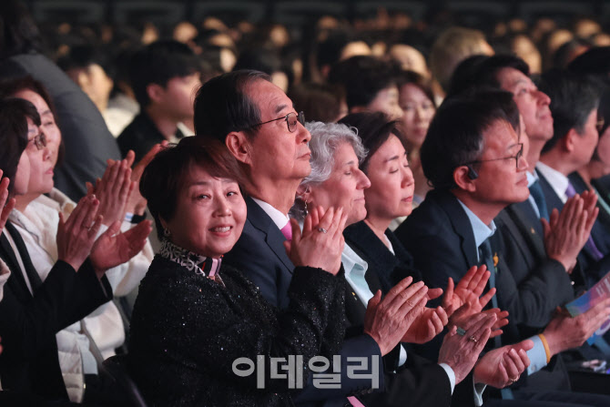 [포토]박수치는 한덕수 총리-탁영란 간호협회장