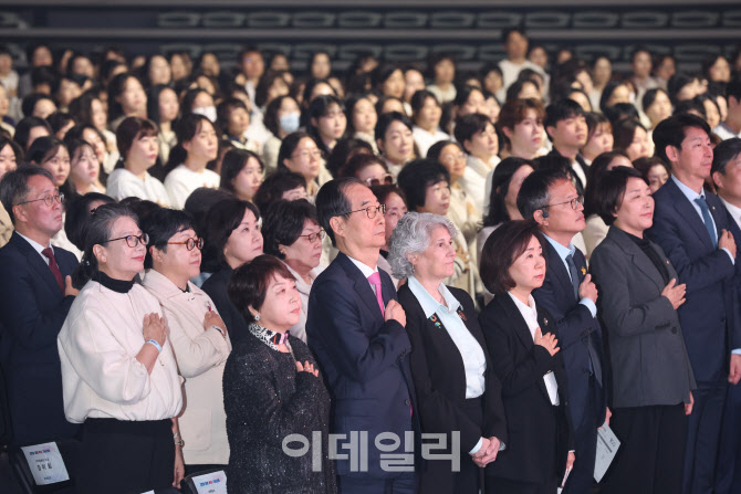 [포토]한덕수 총리-탁영란 대한간호협회장 국민의례