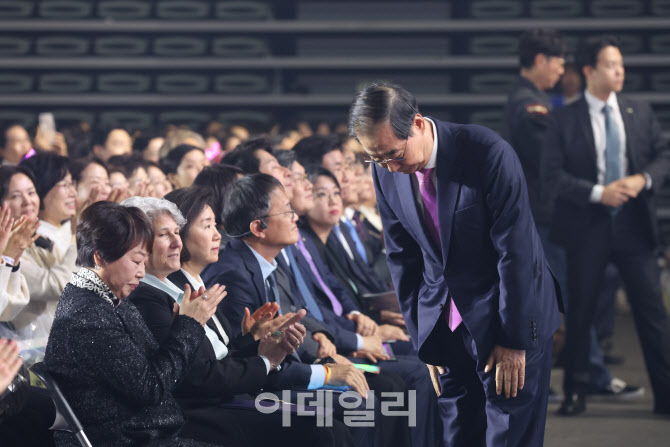 [포토]간호사들에게 인사하는 한덕수 총리